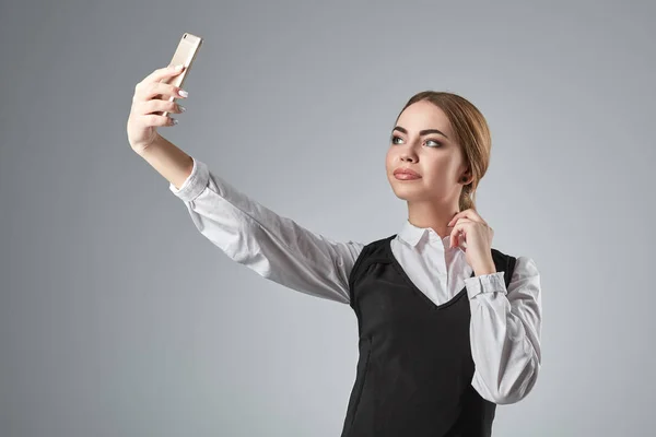 Portretul unei tinere femei de afaceri caucaziene în costum făcând selfie la telefon . — Fotografie, imagine de stoc