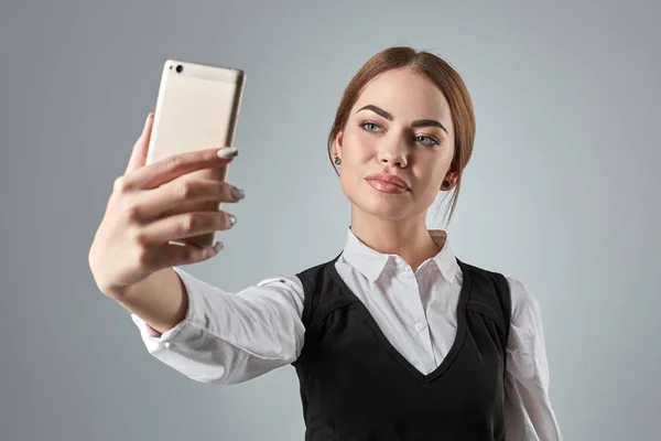 Porträt einer jungen kaukasischen Geschäftsfrau im Anzug beim Selfie am Telefon. — Stockfoto