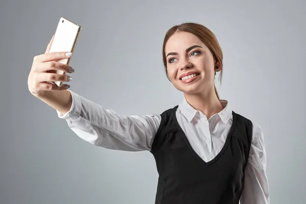 Portretul unei tinere femei de afaceri caucaziene în costum făcând selfie la telefon . — Fotografie, imagine de stoc