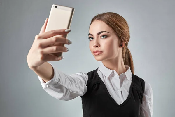 Porträt einer jungen kaukasischen Geschäftsfrau im Anzug beim Selfie am Telefon. — Stockfoto