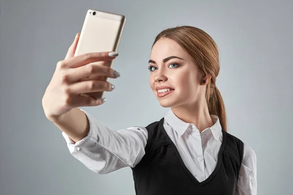 Porträt einer jungen kaukasischen Geschäftsfrau im Anzug beim Selfie am Telefon. — Stockfoto