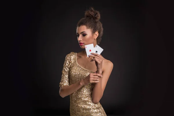 Победа женщины - молодая женщина в шикарном золотом платье с двумя тузами, покер из тузов комбинация карт . — стоковое фото