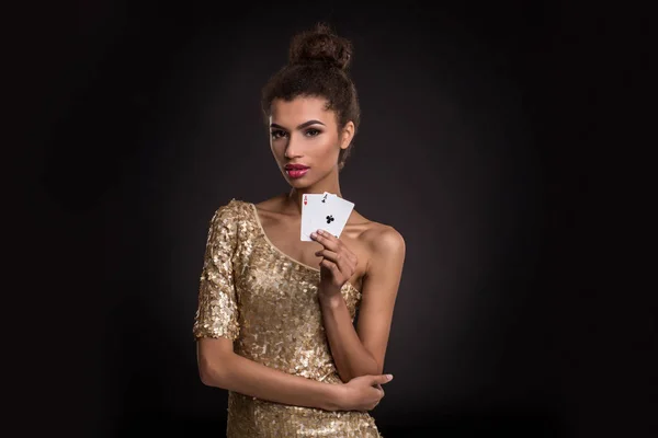 Žena vítězné - mladá žena v nóbl zlatých šatech, držící dvě esa, poker ACE kombinaci karet. — Stock fotografie