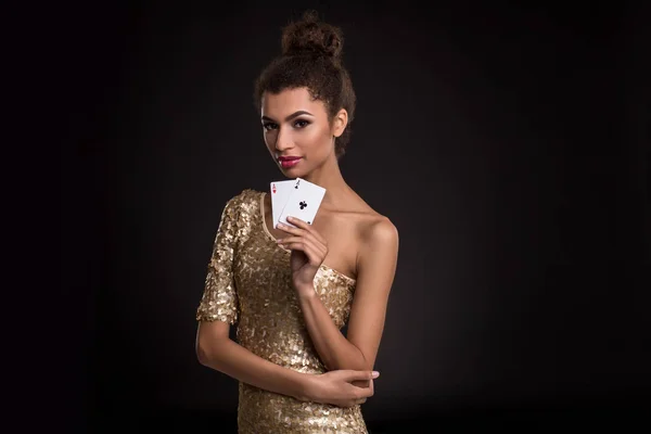 Donna vincente - Giovane donna in un abito d'oro di classe in possesso di due assi, una combinazione di carte poker di assi . — Foto Stock
