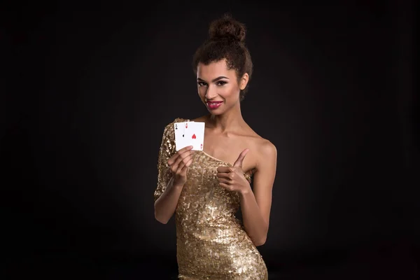 Docela africký dívka ukazuje dvě esa v kasinu poker a vyhrajte — Stock fotografie