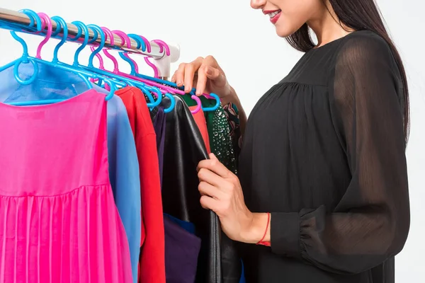 Glückliche Frau beim Einkaufen und Kleiderwahl isoliert auf weißem Hintergrund — Stockfoto