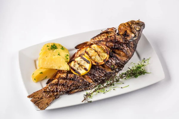 Ψάρι ψητό κυπρίνο με πατάτες και δενδρολίβανο και λεμόνι, κοντινό πλάνο — Φωτογραφία Αρχείου