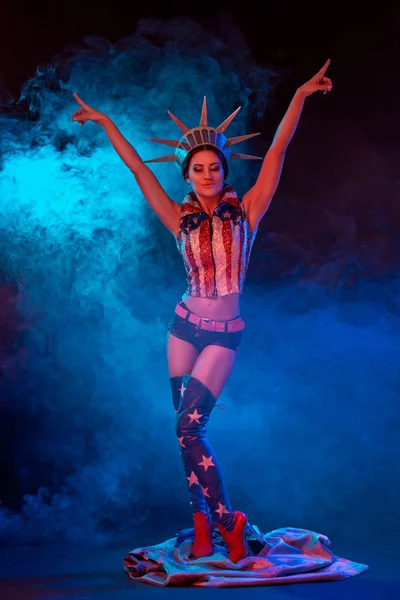 seksi kadın erotik fetiş dans striptiz kulübünde giymek. Gösteri elbiseli çıplak seksi kadın.