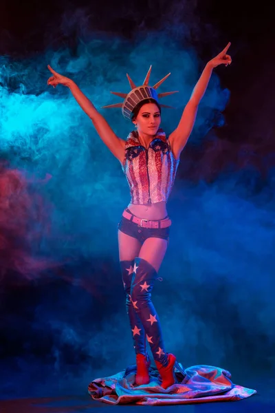 seksi kadın erotik fetiş dans striptiz kulübünde giymek. Gösteri elbiseli çıplak seksi kadın.