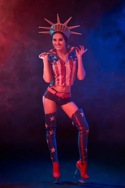 Jeune femme sexy dans le fétiche érotique porter strip-tease dansant dans une boîte de nuit. nu sexy femme dans montrer costume . — Photo