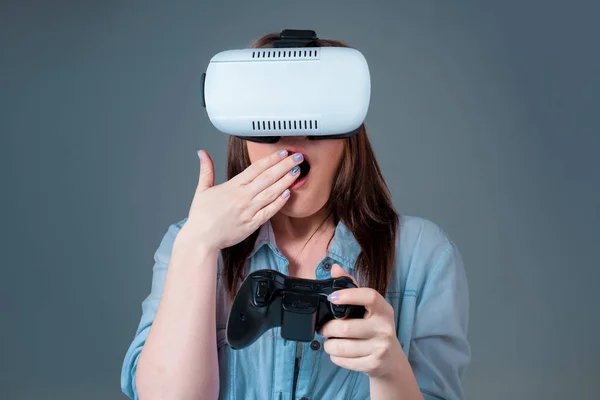 Retrato de joven feliz hermosa chica obtener experiencia usando gafas VR-auriculares de realidad virtual — Foto de Stock