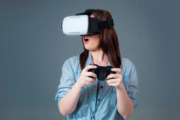 Ritratto di felice giovane bella ragazza ottenere esperienza utilizzando VR-cuffie occhiali di realtà virtuale — Foto Stock