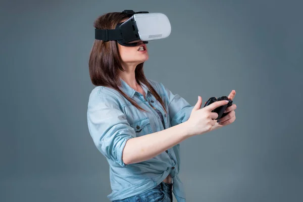 Potret gadis muda yang bahagia mendapatkan pengalaman menggunakan kacamata VR-headset realitas maya — Stok Foto