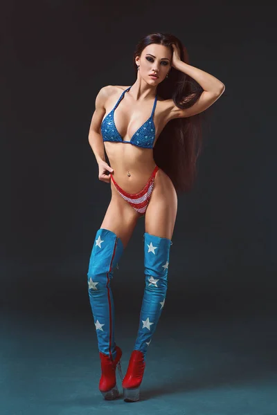 Jeune femme sexy dans le fétiche érotique porter strip-tease dansant dans une boîte de nuit. nu sexy femme dans montrer costume . — Photo