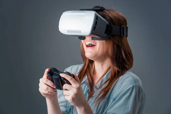 Πορτρέτο του ευτυχής όμορφη κοπέλα να πάρει εμπειρία χρησιμοποιώντας Vr-ακουστικό γυαλιά εικονικής πραγματικότητας — Φωτογραφία Αρχείου