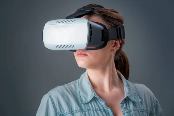 Potret gadis muda yang bahagia mendapatkan pengalaman menggunakan kacamata VR-headset realitas maya — Stok Foto