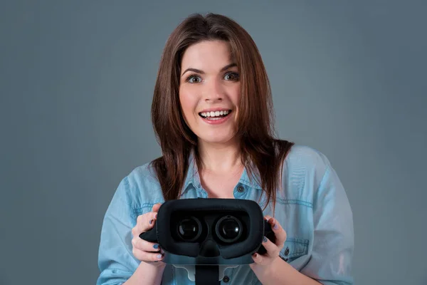 Mädchen bietet an, Brille Virtual Reality, VR-Brille, VR-Headset-Brille zu tragen — Stockfoto