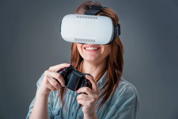 Ritratto di felice giovane bella ragazza ottenere esperienza utilizzando VR-cuffie occhiali di realtà virtuale — Foto Stock