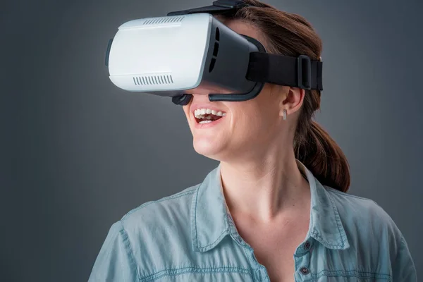 Ritratto di felice giovane bella ragazza ottenere esperienza utilizzando VR-cuffie occhiali di realtà virtuale — Foto Stock