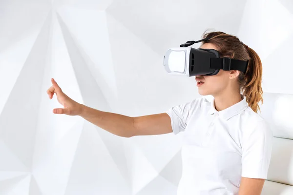 Donna felice ottenere esperienza utilizzando VR occhiali auricolari della realtà virtuale a casa molto gesticolando le mani . — Foto Stock