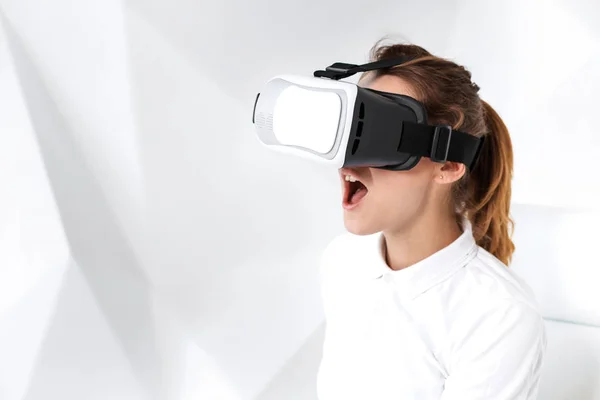 Tecnologia, realtà virtuale, intrattenimento e concetto di persone - giovane donna felice con auricolare realtà virtuale siede su una poltrona bianca — Foto Stock