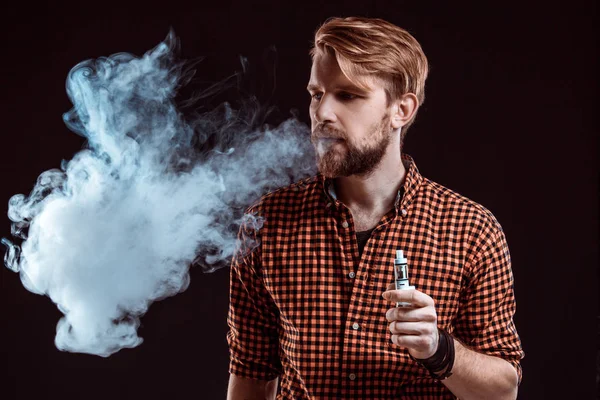 Jeune homme fumant cigarette électronique — Photo