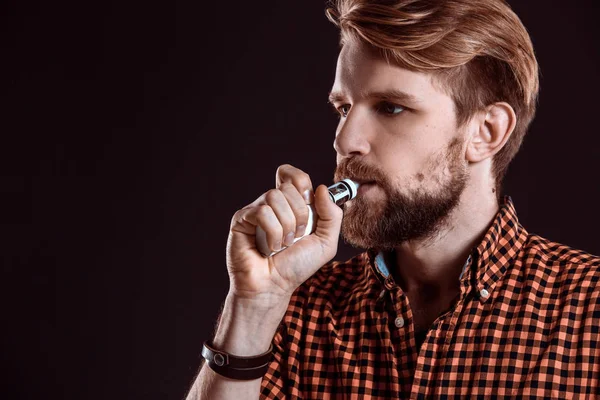 Jeune homme fumant cigarette électronique — Photo