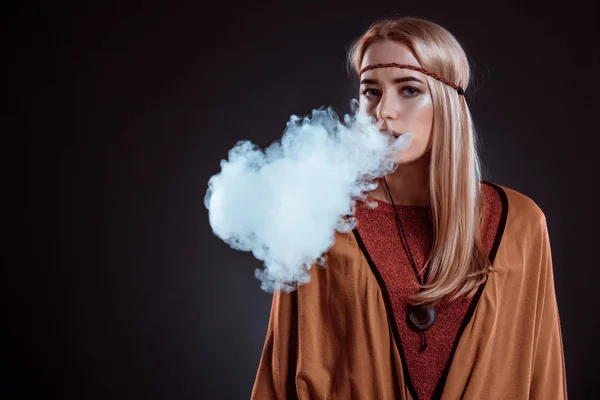 煙を吹いて自由奔放に生きるスタイルの若い女性 — ストック写真
