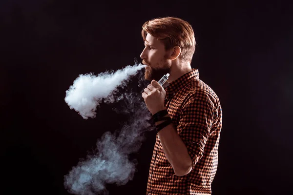 Jovem fumando cigarro eletrônico — Fotografia de Stock