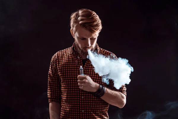 Giovane uomo fumare sigaretta elettronica — Foto Stock