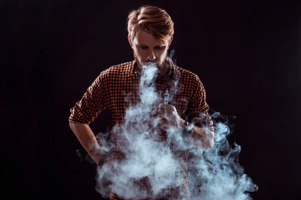 Junger Mann raucht elektronische Zigarette — Stockfoto
