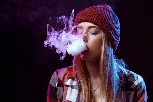 Młoda kobieta palenia papierosów elektronicznych — Zdjęcie stockowe