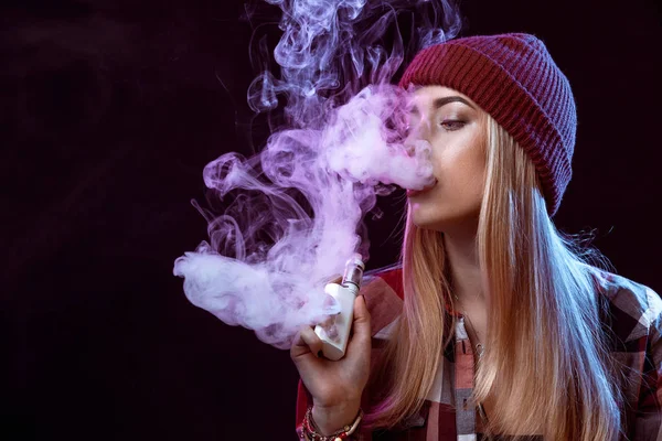 Mujer joven fumando cigarrillo electrónico — Foto de Stock