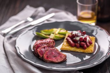 Sığır eti biftek ızgara sebzeler ile tabağa dilimlenmiş