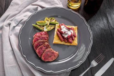 Sığır eti biftek ızgara sebzeler ile tabağa dilimlenmiş