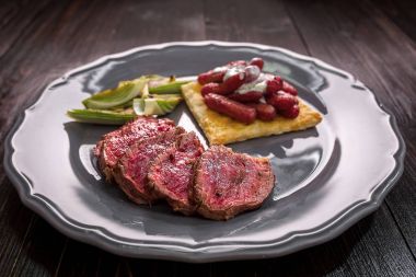 Sığır eti biftek ızgara sebzeler ile tabağa dilimlenmiş