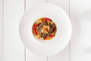 Buğday noodle buğday sarı biber, domates ve otlar Soba Erişte. Pan-Asya mutfağı. Metin için yer. Kare fotoğraf boyutu.