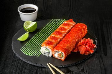Philadelphia rulo suşi somon, salatalık, krem peynir ile. Sushi menüsü. Japon yemekleri.