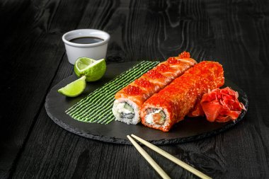 Philadelphia rulo suşi somon, salatalık, krem peynir ile. Sushi menüsü. Japon yemekleri.