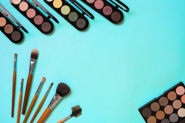 Bayan kozmetik mavi bir arka plan üzerinde modern kadın ayarla..