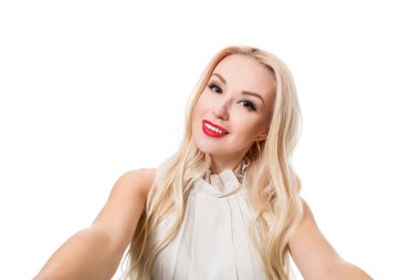 Sarışın selfie izole beyaz zemin üzerine yapıyor. Çekici resim.