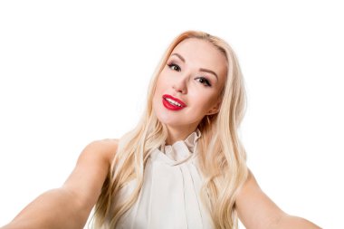 Sarışın selfie izole beyaz zemin üzerine yapıyor. Çekici resim.