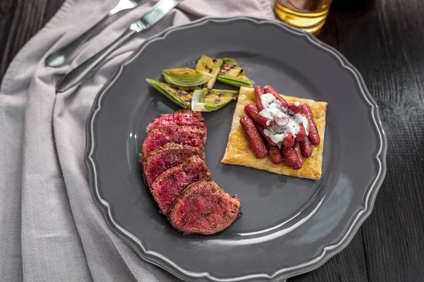 Sığır eti biftek ızgara sebzeler ile tabağa dilimlenmiş