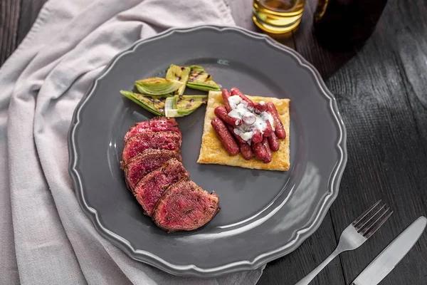 Sığır eti biftek ızgara sebzeler ile tabağa dilimlenmiş