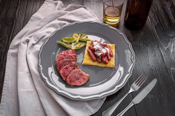 Sığır eti biftek ızgara sebzeler ile tabağa dilimlenmiş