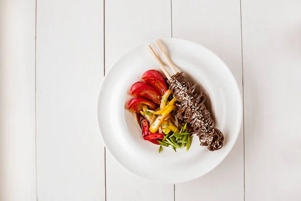 Χυλοπίτες από φαγόπυρο Noodles φαγόπυρου κίτρινη πιπεριά, ντομάτα και βότανα. Παν-Ασιατική κουζίνα. Θέση για το κείμενο. Πλατεία φωτογραφία μέγεθος. — Φωτογραφία Αρχείου