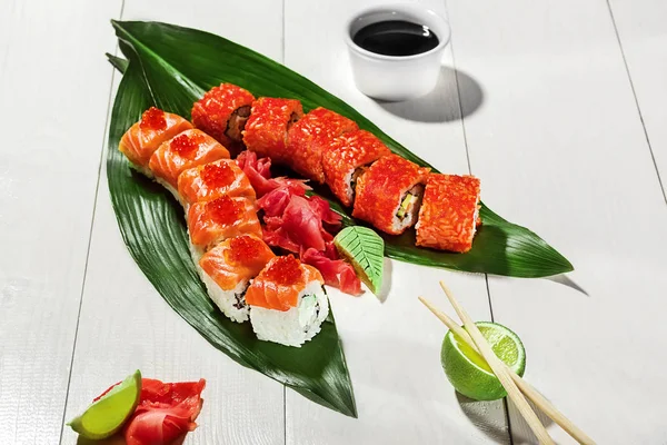 Philadelphia rulo suşi somon, salatalık, krem peynir ile. Sushi menüsü. Japon yemekleri.