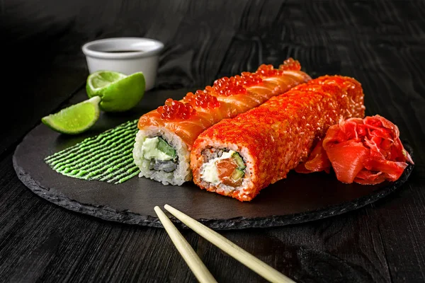 Philadelphia rulo suşi somon, salatalık, krem peynir ile. Sushi menüsü. Japon yemekleri.