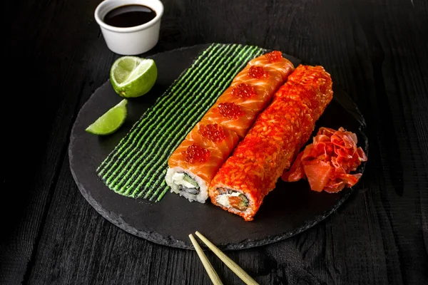 Philadelphia rulo suşi somon, salatalık, krem peynir ile. Sushi menüsü. Japon yemekleri.