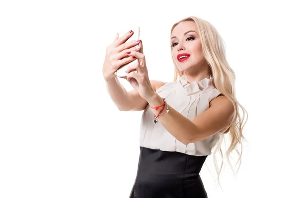 Blondine macht Selfie auf isoliertem weißen Hintergrund — Stockfoto